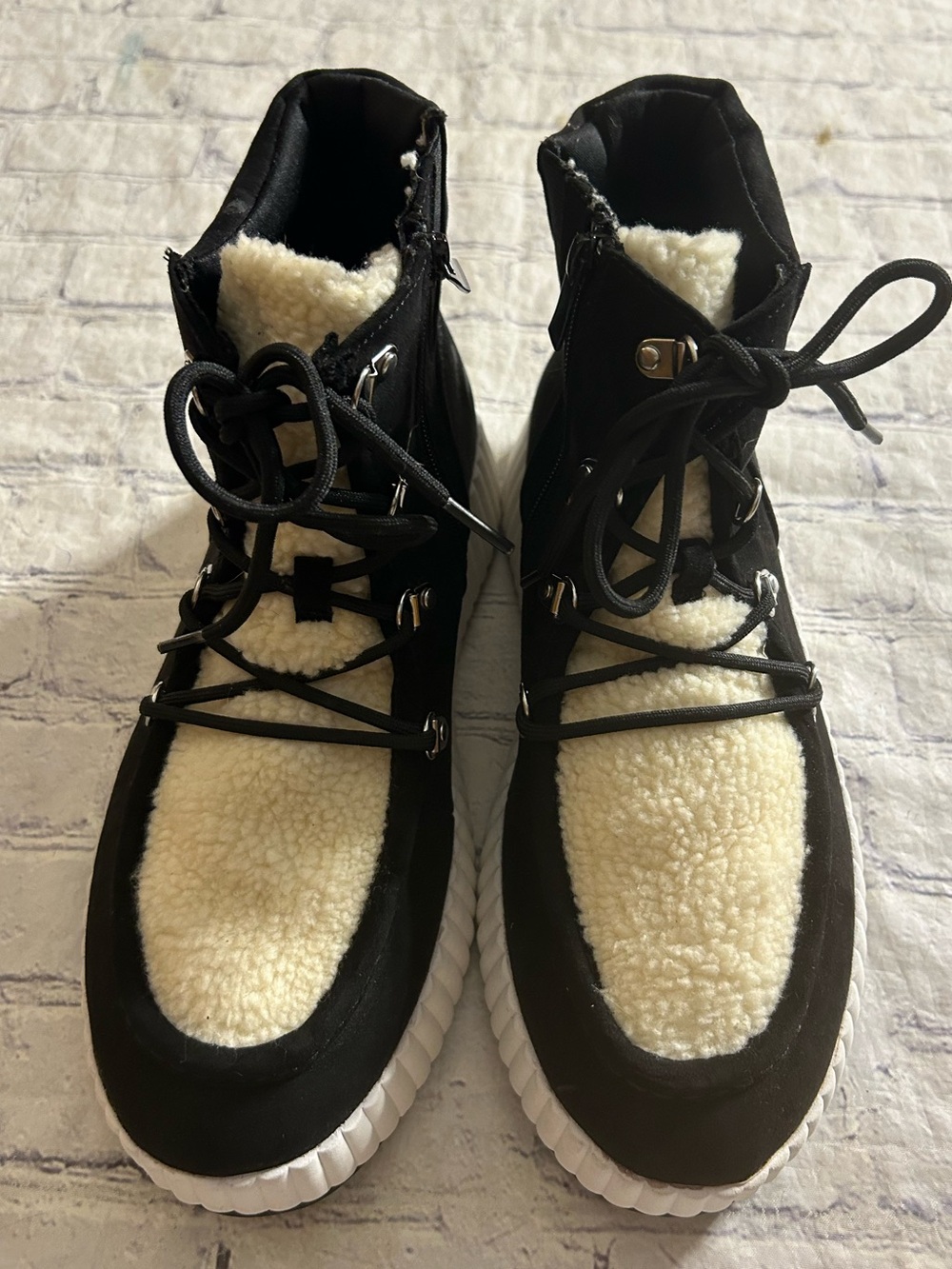 TORRID BLACK HIGH TOPS SNEAKERS LIKE SHEARLING & WHITE CHUNKY ZIPS & LACE UP 10W